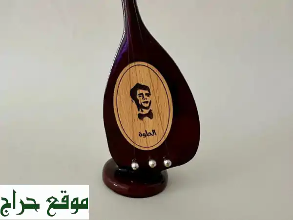 عود خشبي مصنوع يدويا، آلة موسيقية عربية صغيرة، ديكور وتر  السعر 30 درهم اماراتي