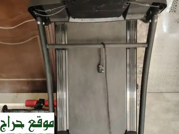 الجهاز الموضح في الصورة هو جهاز سير كهربائي منزلي (treadmill) من ماركة أولمبيا (olympia) قابل للطي ...