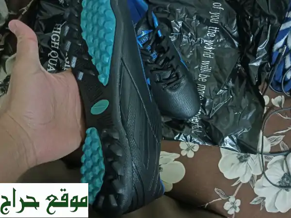 جزمة رياضة لكرة القدم. مقاس 43. جديدة غير...