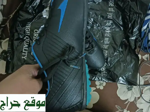 جزمة رياضة لكرة القدم. مقاس 43. جديدة غير مستعملة نهائيا. السعر 100 ريال. المكان منفوحة