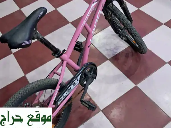 دراجة رياضية حمراء جديدة/شبه جديدة للبيع | انطلق بمتعة وأناقة