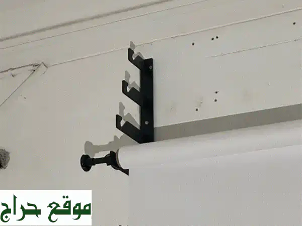 فرصة! خلفية تصوير استوديو بيضاء احترافية 2.72x11م + حامل جداري متكامل (شبه جديدة) للبيع - 35 د.ب.