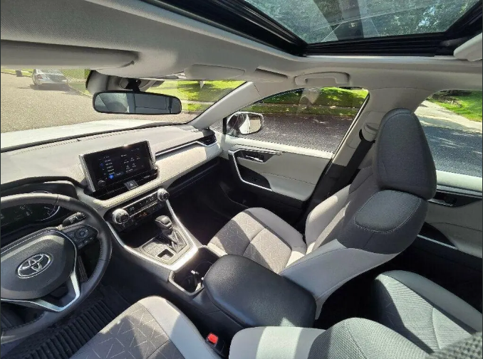2025 Toyota RAV4 XLE Full Options Gulf Model 4
