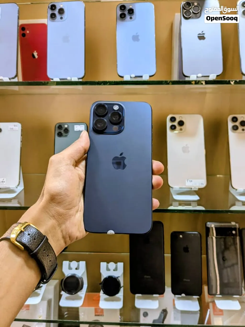 للبيع عرررررطــــة   ( iPhone 15 Pro Max )   السعة: 256 جيجا  البطارية: 84%  اللون: ازرق  السعر 520$