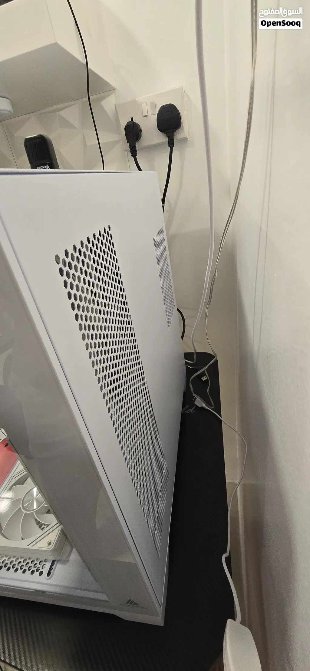 acegeek pc case for sale only 48bhd comes with 7 fans installed huge place for the pc parts