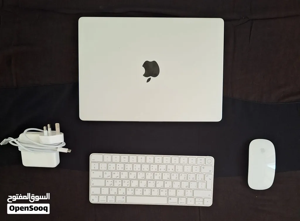 Apple MacBook Pro 14" M3 (2023) + Apple Keyboard & Magic Mouse