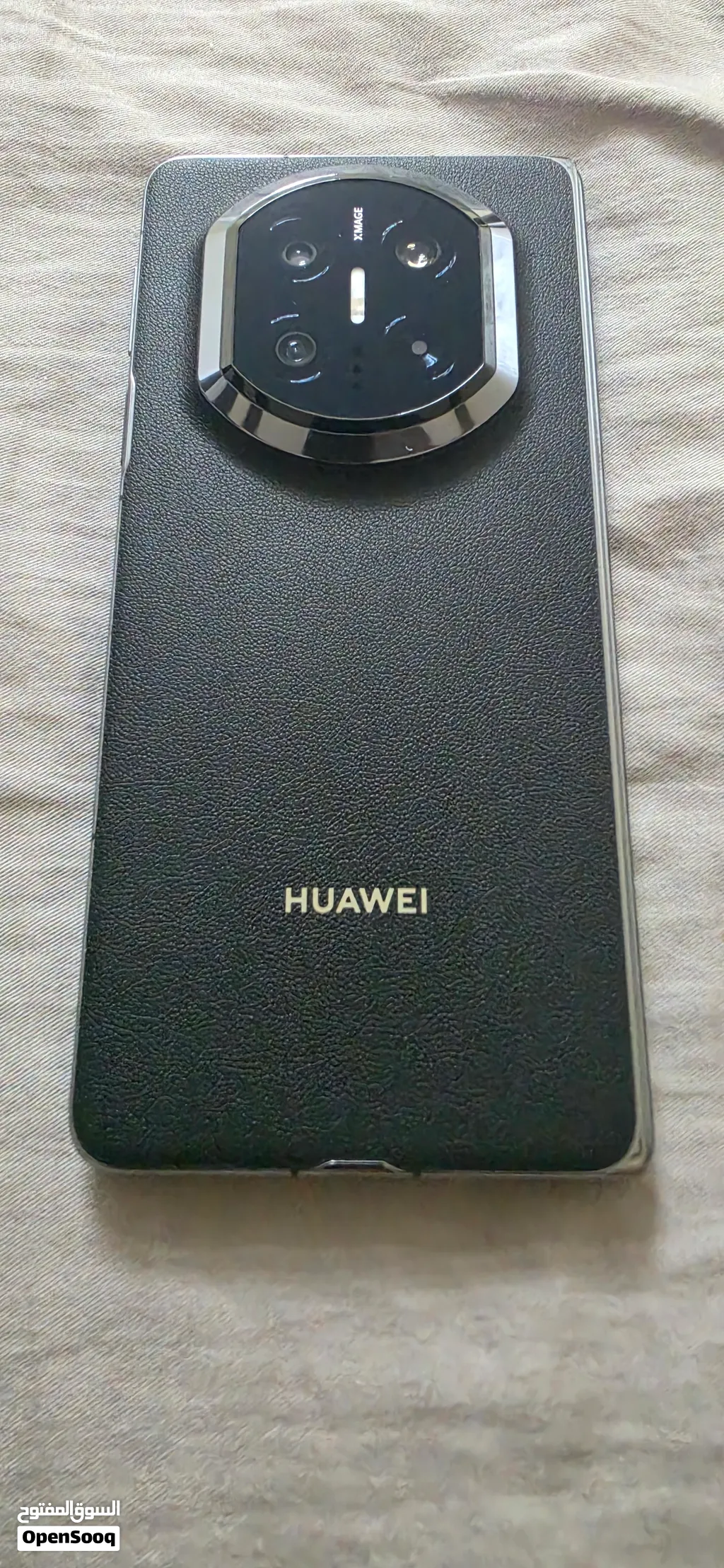 يُعد Huawei Mate X7 أحد أحدث وأبرز الهواتف الذكية القابلة للطي بتصميم "الكتاب" (Book-style) من هواو