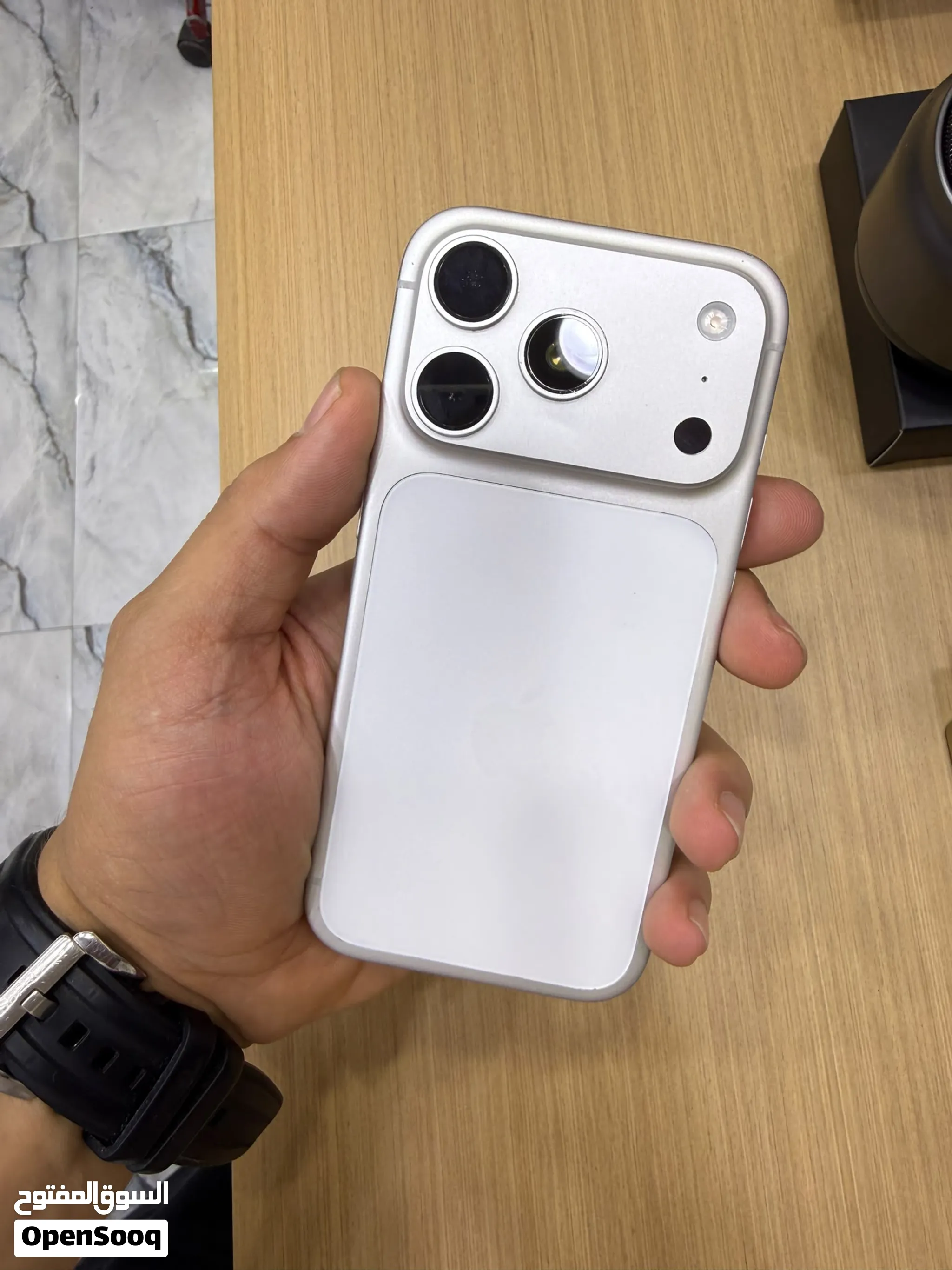 هاتف iPhone 17 pro مستعمل حاله ممتازه بسعر ممتاز