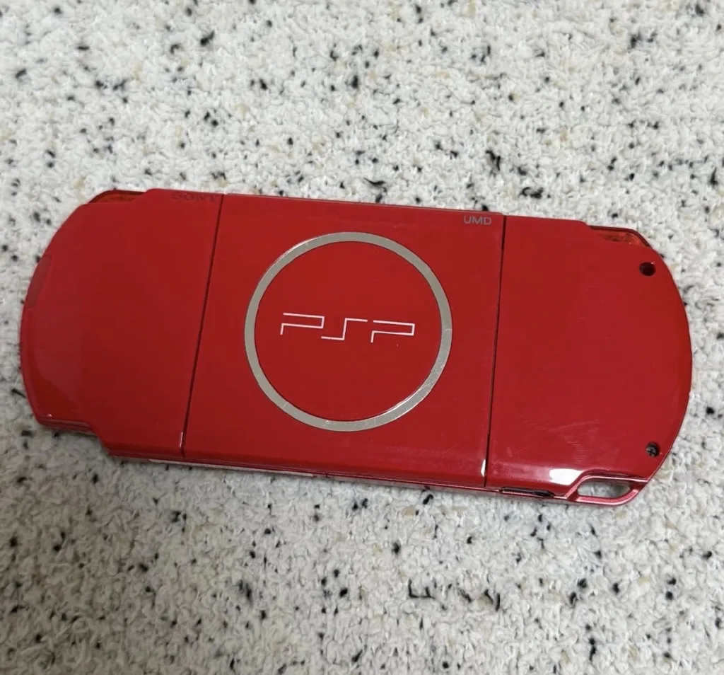 جهاز PSP 3000 بإصدار God of War النادر معروض للبيع بسعر 70 دينارًا بحرينيًا، ومعدّل ليشمل ألعابًا. السعر غير قابل للتفاوض. 2