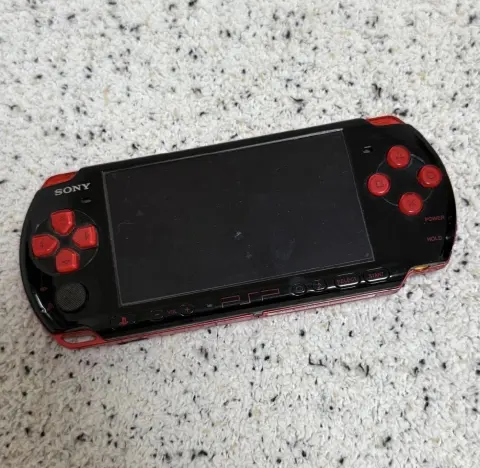 جهاز PSP 3000 بإصدار God of War النادر معروض للبيع بسعر 70 دينارًا بحرينيًا، ومعدّل ليشمل ألعابًا. السعر غير قابل للتفاوض. 5