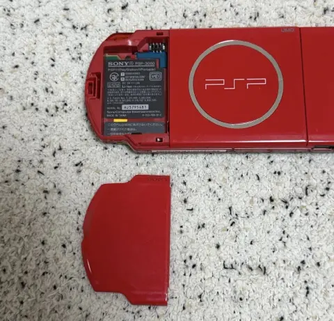 جهاز PSP 3000 بإصدار God of War النادر معروض للبيع بسعر 70 دينارًا بحرينيًا، ومعدّل ليشمل ألعابًا. السعر غير قابل للتفاوض. 4