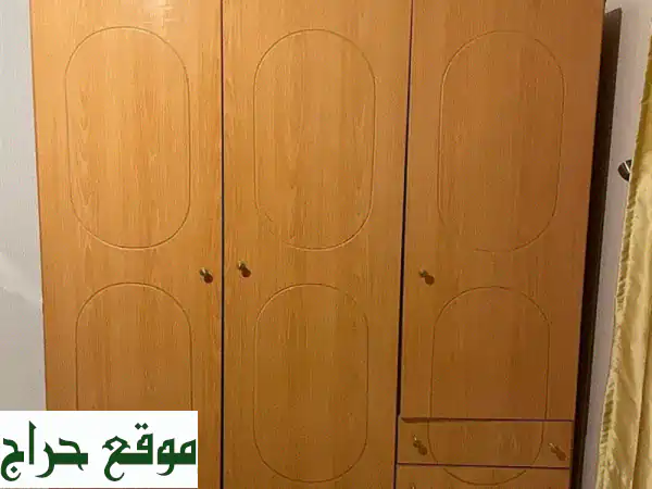 دولاب خشب 3 أبواب ودرجين بحالة ممتازة | خزانة ملابس أنيقة وعملية لغرف النوم