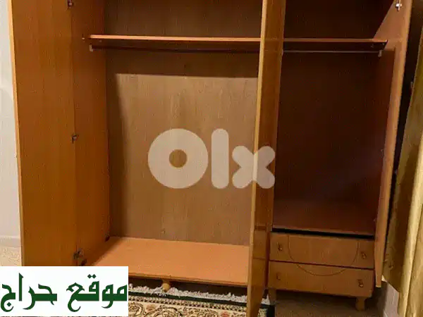 دولاب خشب 3 أبواب ودرجين بحالة ممتازة | خزانة ملابس أنيقة وعملية لغرف النوم 2