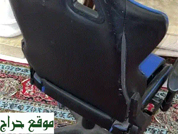 صفقة رائعة: 8 كراسي قيمنق ومكتب مريحة | دعم ظهر مثالي، مستعملة بحالة ممتازة 2