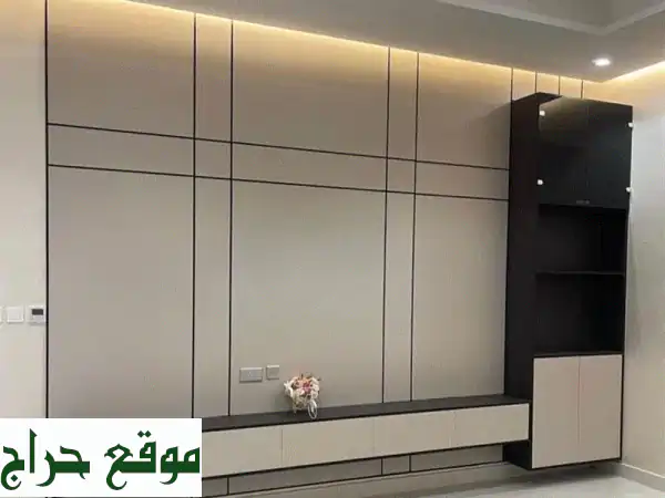 ديكورات خشبية فاخرة: خلفيات تلفزيون، تلبيس جدران بديل الخشب ومرايات احترافية 2