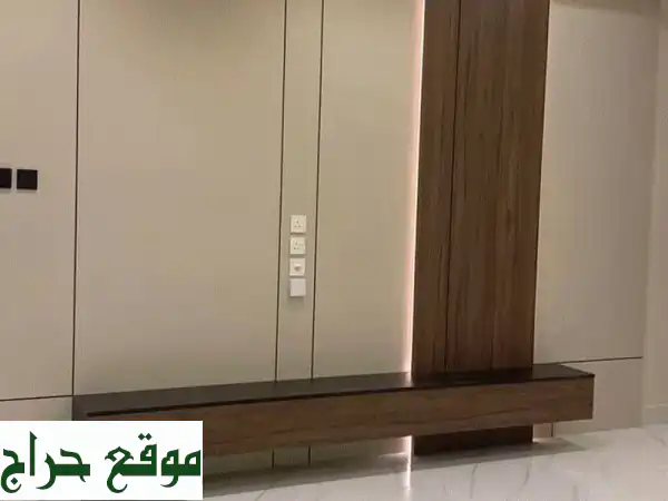 ديكورات خشبية فاخرة: خلفيات تلفزيون، تلبيس جدران بديل الخشب ومرايات احترافية 3