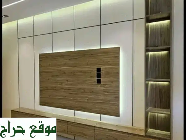 ديكورات خشبية فاخرة: خلفيات تلفزيون، تلبيس جدران بديل الخشب ومرايات احترافية