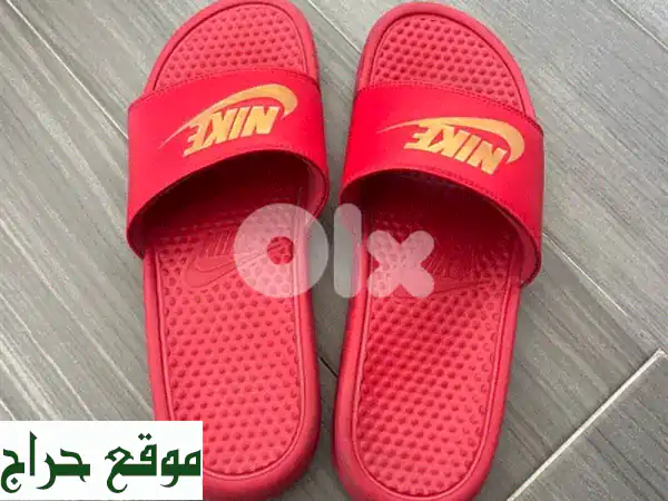 نعال نايكي أحمر مقاس 44 EUR: أناقة عصرية وراحة فائقة | اشعر بالتميز!
