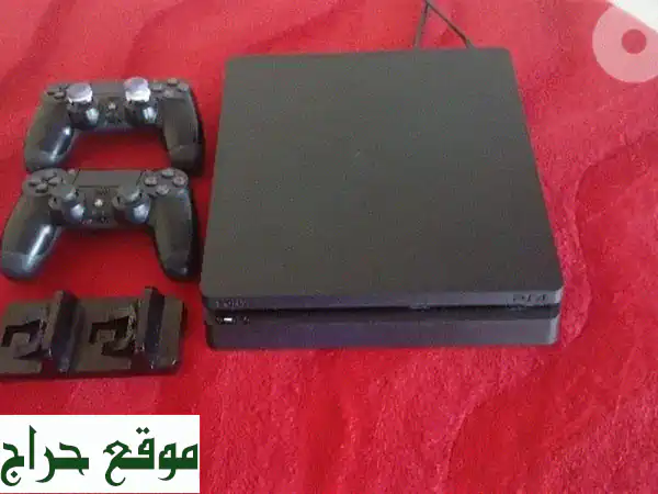 عرض حصري: بلايستيشن 4 (PS4) سعة 1 تيرابايت بحالة ممتازة | يدين تحكم (أصلية و AAA) + قاعدة شحن | جاهز للانطلاق!