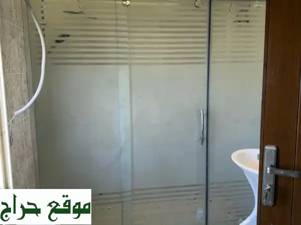 تصميم وتفصيل استثنائي: مغاسل، مرايات، حواجز شاور مخصصة لمنزلك! 3