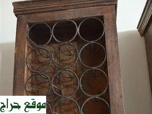 اقتنِ التاريخ والجمال: طاولة وفازة أثرية نادرة بحالة ممتازة (للبيع منفصلين) 3