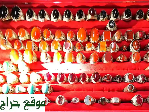 للبيع خواتم بحالة ممتازة وأحجار كريمة العدد تقريبا 80 البيع كامل العدد مع البوكس 2