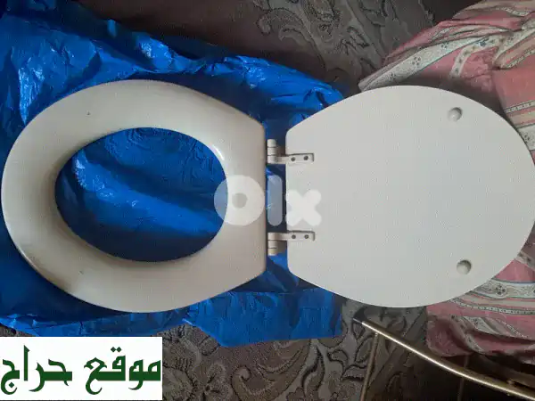 فرصة لا تُعوّض! غطاء كرسي حمام خشبي بيج مستعمل – أناقة وراحة لحمامك بسعر مميز!