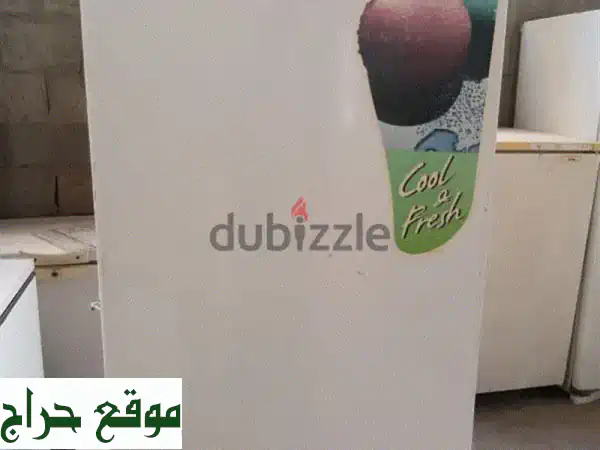 فرصة لا تُعوَّض! ثلاجة صغيرة للبيع بحالة ممتازة - مثالية لمكتبك أو غرفتك!