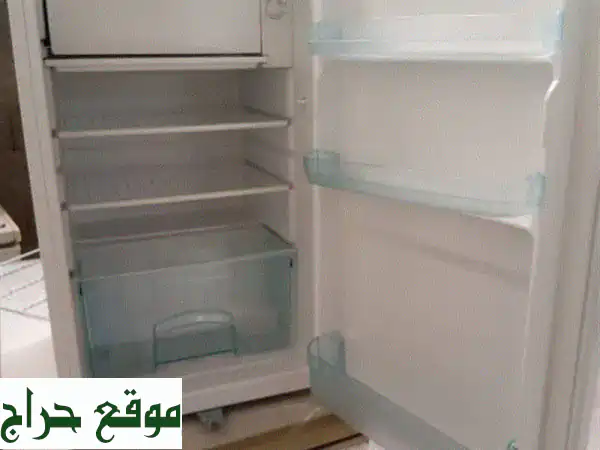 فرصة لا تُعوَّض! ثلاجة صغيرة للبيع بحالة ممتازة - مثالية لمكتبك أو غرفتك! 2