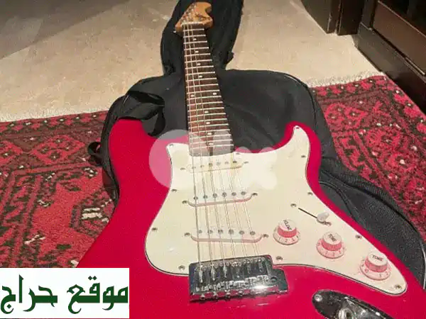 جيتار ستراتوكاستر (أحمر/أبيض) جديد! أمبلفاير وكابلات جاهزة للعزف.