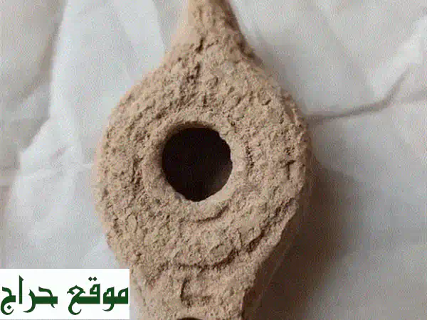 كنز تاريخي: مصباح زيت روماني أصيل من القرن الثالث الميلادي (فخار تيراكوتا)