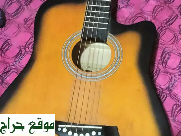 امتلك أحلامك الموسيقية: جيتار خشبي كـالجديد | بسعر 100 درهم (قابل للتفاوض)