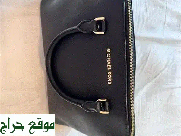 فرصة ذهبية: شنطة مايكل كورس أصلية مستعملة بحالة ممتازة! أناقة خالدة بلون أسود فخم.