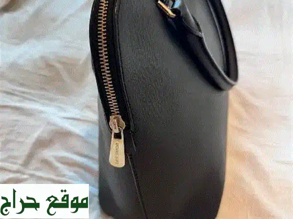 فرصة ذهبية: شنطة مايكل كورس أصلية مستعملة بحالة ممتازة! أناقة خالدة بلون أسود فخم. 3