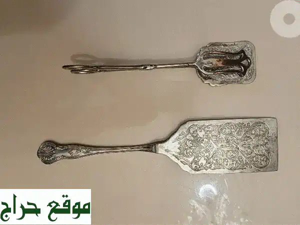 أدوات تقديم فضية فاخرة | ملقط 22 سم وسباتولا 30 سم | تصميم محفور وأنيق لمائدتك 3