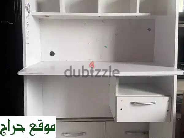 مكتب دراسة وعمل خشبي أبيض أنيق | بحالة ممتازة وأدراج عملية - لمساحتك الملهمة!