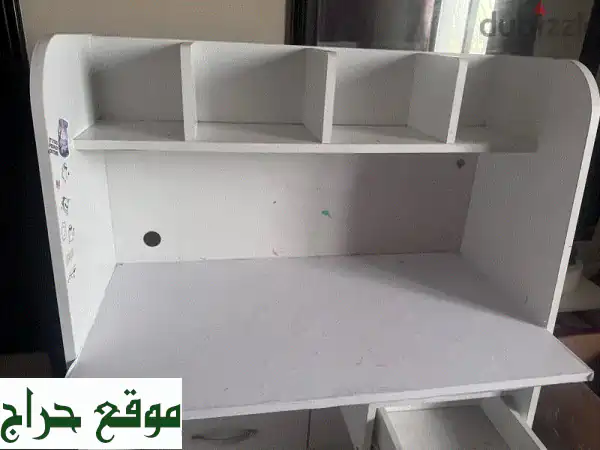 مكتب دراسة وعمل خشبي أبيض أنيق | بحالة ممتازة وأدراج عملية - لمساحتك الملهمة! 3