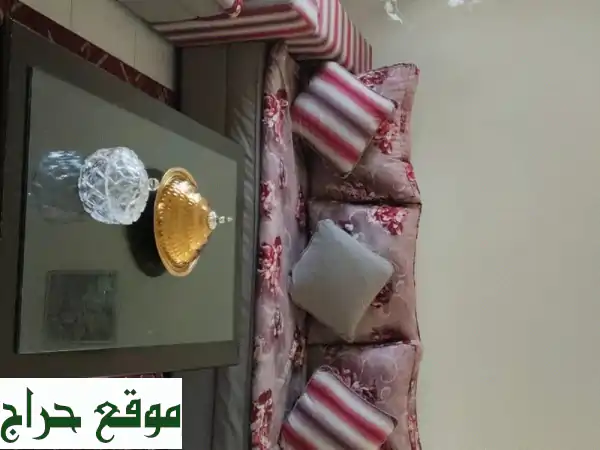 فرصة لا تعوّض! طقم كنب أنيق ونظيف + طاولة للبيع 🛋️ بـ 500 درهم فقط في أبوظبي! 3