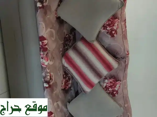 فرصة لا تعوّض! طقم كنب أنيق ونظيف + طاولة للبيع 🛋️ بـ 500 درهم فقط في أبوظبي!
