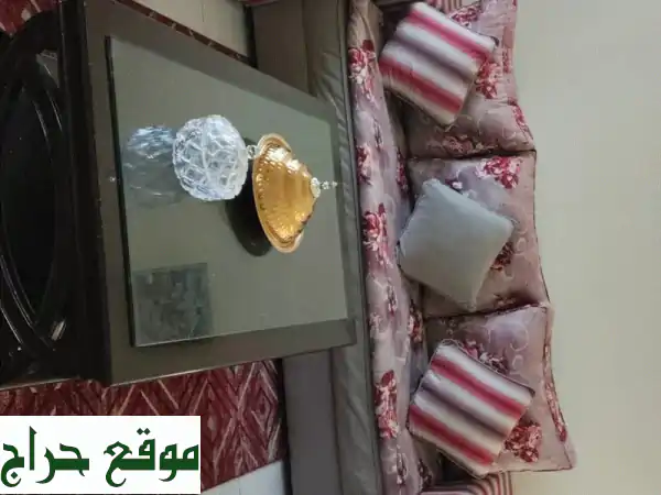 فرصة لا تعوّض! طقم كنب أنيق ونظيف + طاولة للبيع 🛋️ بـ 500 درهم فقط في أبوظبي! 4
