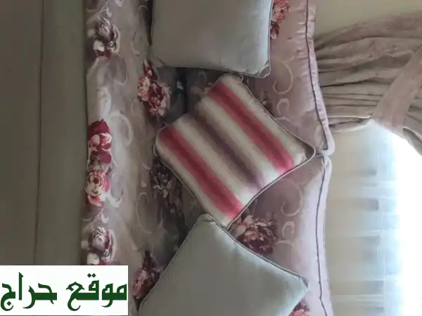 فرصة لا تعوّض! طقم كنب أنيق ونظيف + طاولة للبيع 🛋️ بـ 500 درهم فقط في أبوظبي! 2