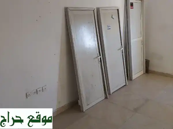 فرصة لا تعوض! 9 أبواب ألومنيوم فاخرة بحالة ممتازة للبيع في أبوظبي | مصفح الصناعية 2