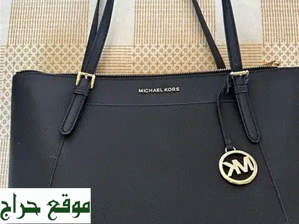 اكتشفي أناقة مايكل كورس الأصلية: حقيبة نسائية فاخرة لكل مناسباتك!