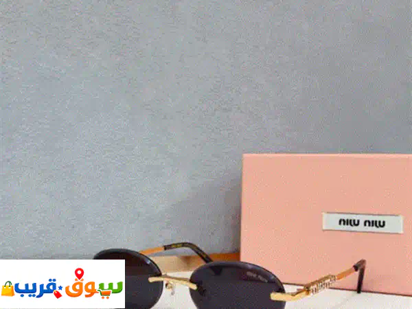 نظارة شمسية نسائية جديدة للبيع، بتصميم أنيق باللونين الأسود والذهبي، وعدسات داكنة مع تفاصيل جانبية ... 2