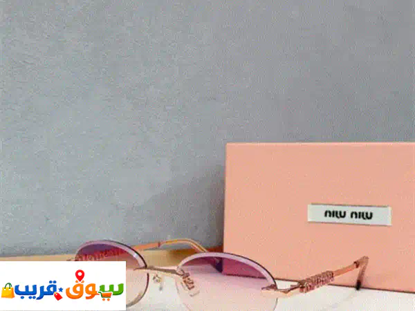 نظارة شمسية نسائية جديدة للبيع، بتصميم أنيق باللونين الأسود والذهبي، وعدسات داكنة مع تفاصيل جانبية ...