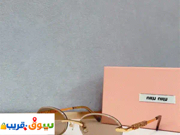 نظارة شمسية نسائية جديدة للبيع، بتصميم أنيق باللونين الأسود والذهبي، وعدسات داكنة مع تفاصيل جانبية ... 3