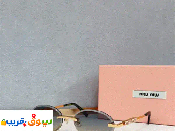 نظارة شمسية نسائية جديدة للبيع، بتصميم أنيق باللونين الأسود والذهبي، وعدسات داكنة مع تفاصيل جانبية ... 4