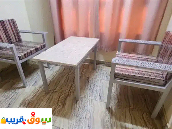 طقم جلوس خارجي فاخر: كرسيين + طاولة رخام (حالة ممتازة) | مثالي للحدائق والشرفات 2