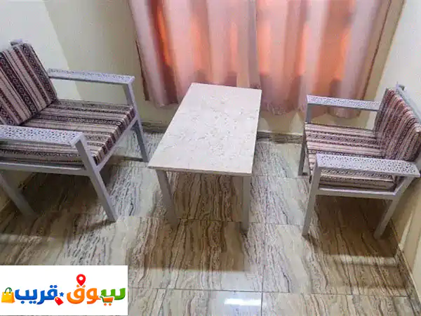 طقم جلوس خارجي فاخر: كرسيين + طاولة رخام (حالة ممتازة) | مثالي للحدائق والشرفات