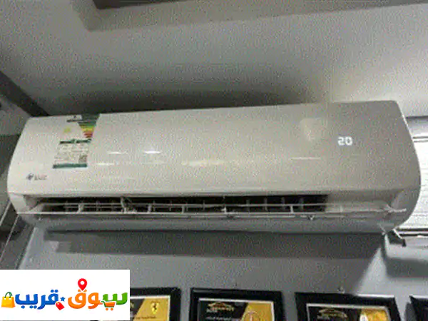 مكيف للبيع مقاس 18 شغال وتبريده ممتاز سبب البيع ترميم كامل المكتب وأحتاج مكيف أصغر